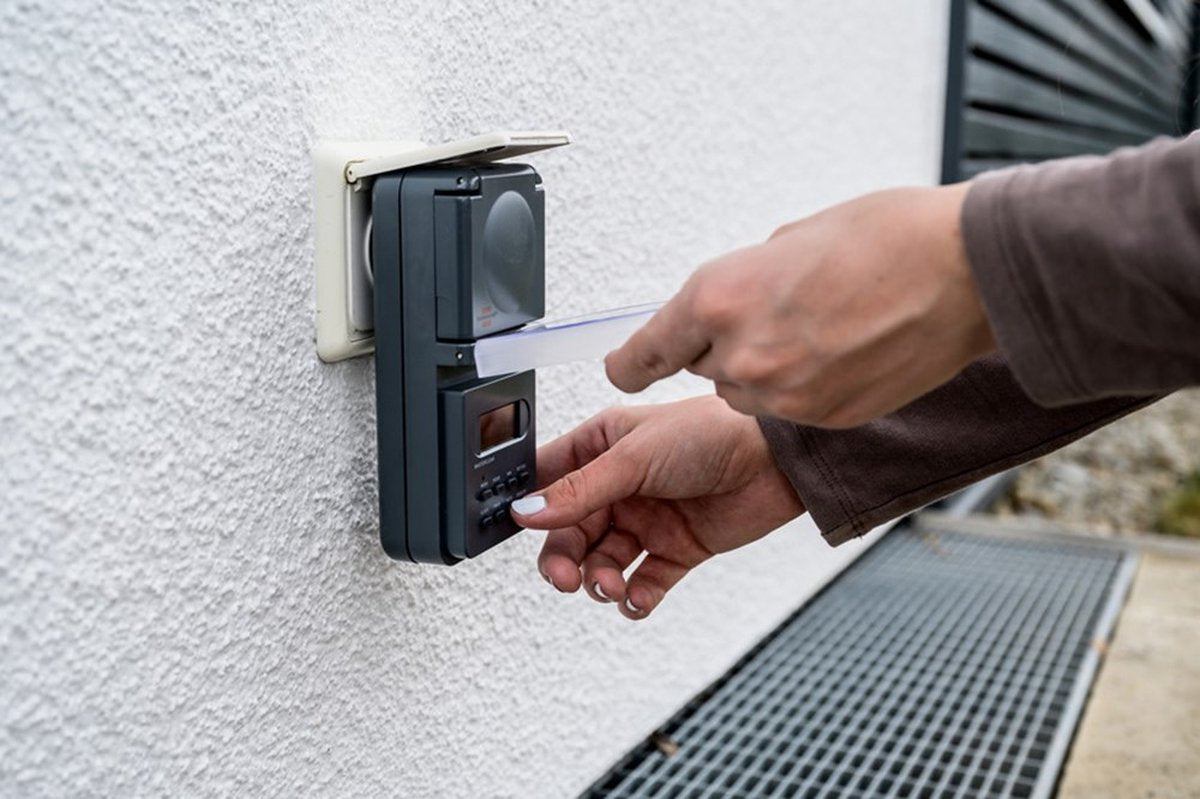 Brennenstuhl digitale Timer weekschakelklok IP44, digitale Tijdschakelaar met stopcontact (weekschakelklok voor buitengebruik, met hogere contactbescherming) antraciet