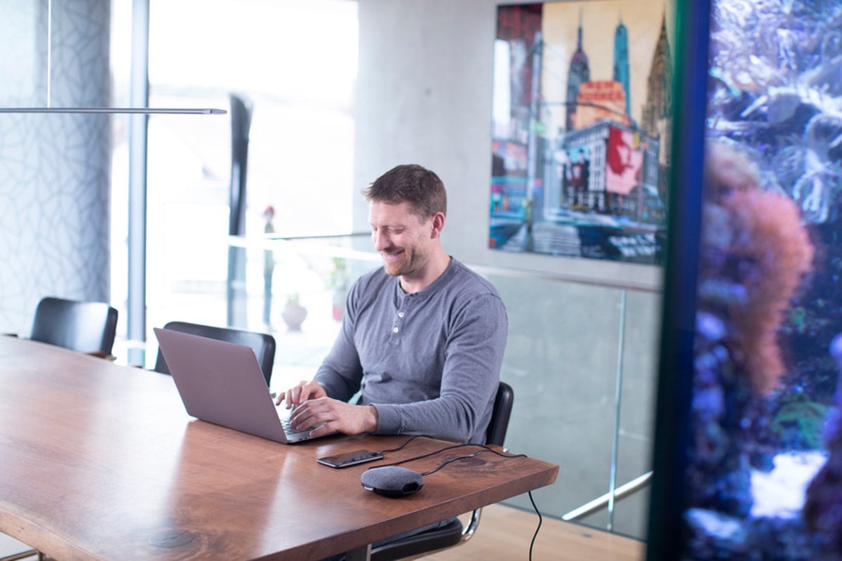 brennenstuhl®estilo laadstation met textieloppervlak (Stekkerdoos met 1x Eurostekker en 2x USB-lader) zwart/antraciet