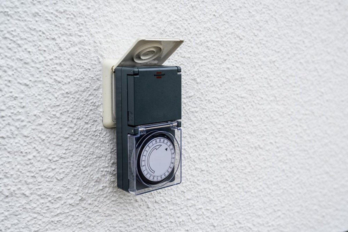 Brennenstuhl tijdschakelklok MZ 44, mechanisch stopcontact (dag-timer, IP44 beschermd, hogere contactbescharming & afdekking) kleur: zwart Single 1 Stuk zwart