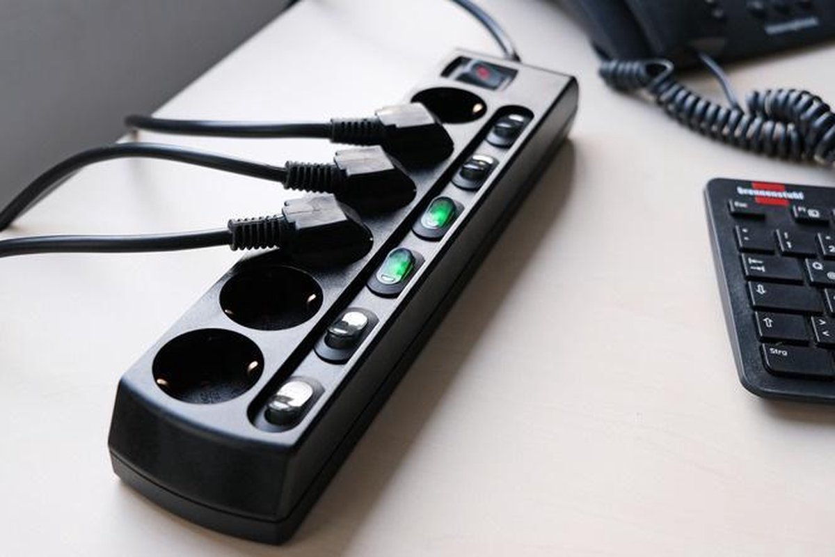 Stekkerdoos individueel schakelbaar 6-voudig 2m H05VV-F 3G1,5 zwart