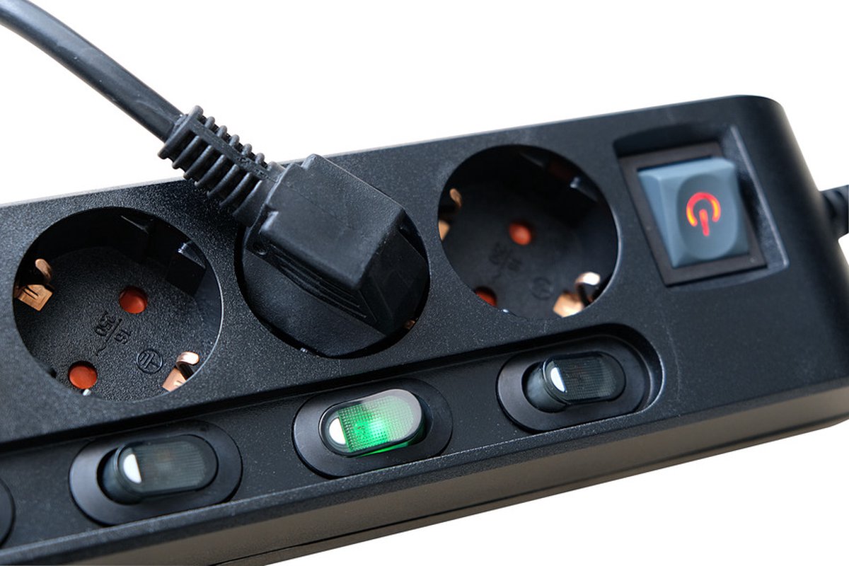 Stekkerdoos individueel schakelbaar 6-voudig 2m H05VV-F 3G1,5 zwart