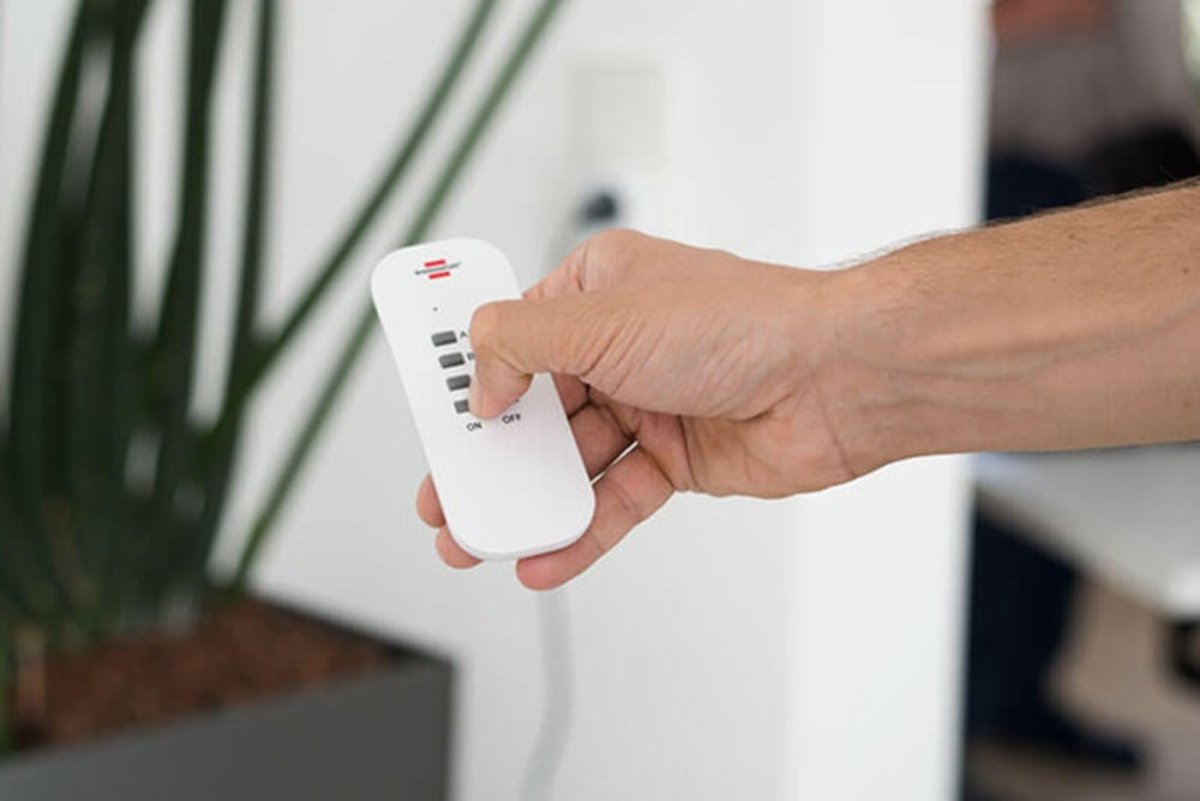 Brennenstuhl draadloze Schakelaarset RC CE1 4001, set van 4 draadloze Stopcontacten (voor binnen, met handzender en hogere contactbescherming) wit