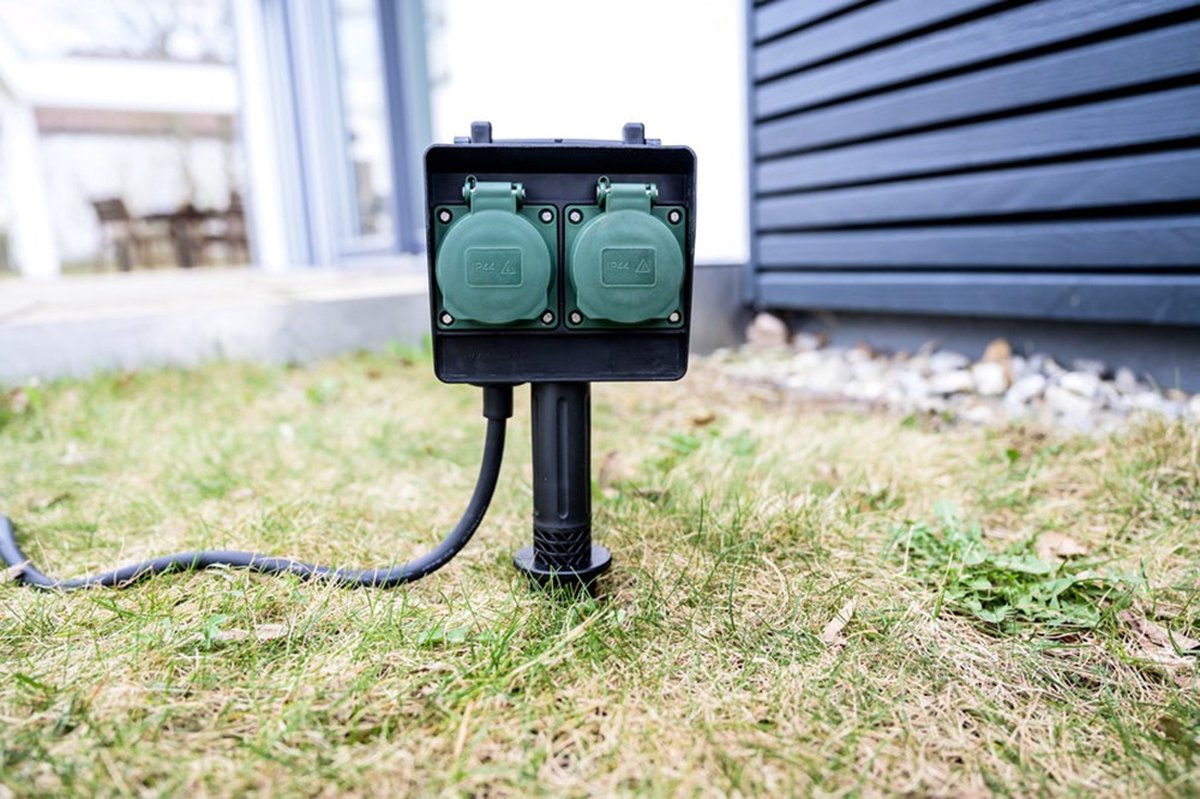 Brennenstuhl Tuincontactdoos / Buitencontactdoos 2-voudig op spies (Weerbestendige kunststof, Tuinstekkerdoos met waterdichte behuizing, 1,4m kabel) zwart